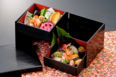 【ホテルで和食】ご夕食は本館湯郷グランドホテルから届く『にぎり寿司＆和食盛り込み膳』をポピースプリングスのビュッフェと一緒にお目上がりいただきます。