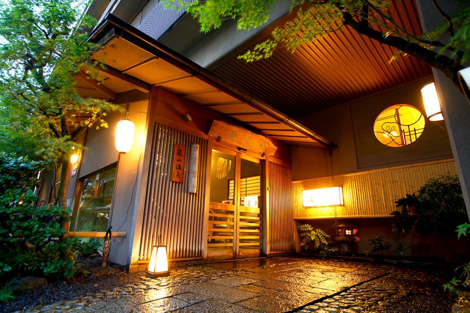 【山手の館・秀山閣】落ち着いた趣の山手の館・秀山閣玄関