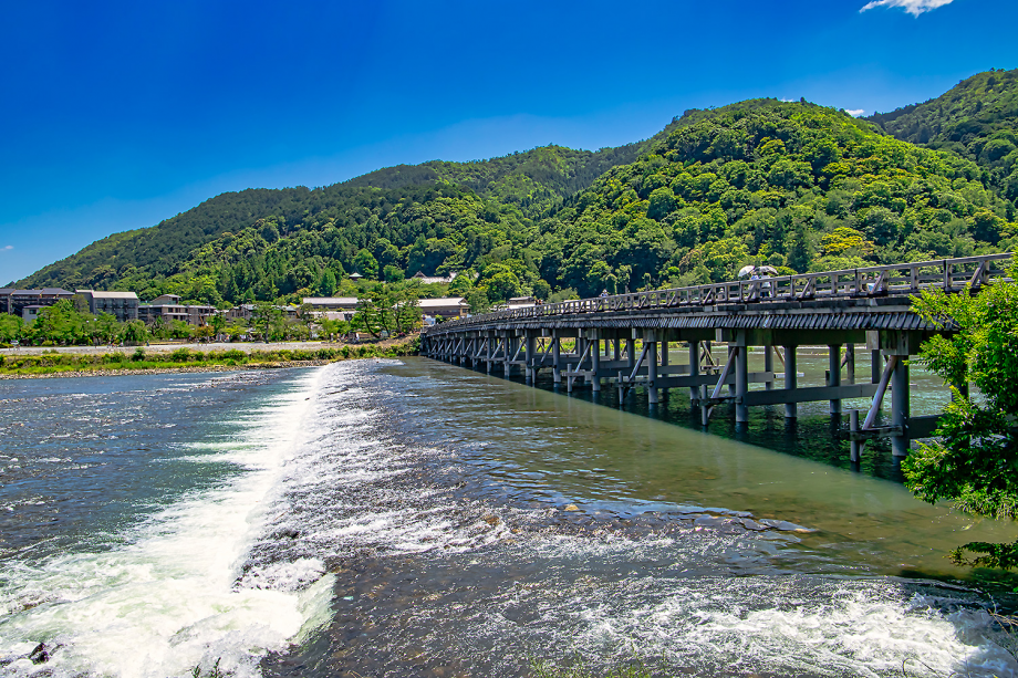 名勝・嵐山のシンボルである渡月橋
