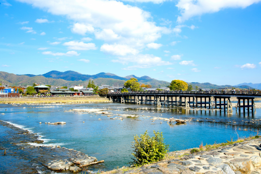 名勝・嵐山のシンボルである渡月橋