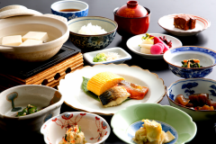 伝統ある嵯峨のお豆腐が付いた品数豊富な朝食 伝統ある嵯峨のお豆腐が付いた品数豊富な朝食