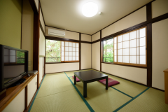 Japanese 6 Tatami Room/Shared Wash basin and Toilet