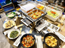 新朝食会場『京炉ばた八兆』にてヴュッフェスタイル朝食のメインおばんざいの円卓
もちろん他にもサラダ・生フルーツ・ご飯・味噌汁・漬物・パン食・ドリンク各種取り揃えています！
清潔で、感染症対策も万全な新朝食会場にて美味しい朝食をお楽しみください！