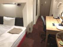 通常シングルタイプ！ベッドの天井は少し低くなっておりますが、ベッドサイズは幅140㎝のダブルサイズ！通常のビジネスクラスと変わらぬ居住空間を提供！もちろんバストイレ付です！