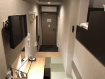 お部屋に入って履物を脱いで上がって頂くお部屋です！注意！ベッドは二段ベッドの階段を昇ってご就寝して頂くタイプです、オシャレですが2段ベッドの階段を昇ることが出来ないお客様は、ご利用出来ません！バス・トイレ付き！ベッドに昇るとそこはダブルベッドの広いベッドルームとなっており、充電用のコンセントや照明の集中スイッチもベッドのヘッドボードについています。ベッドから降りるときはお気を付けくださいませ！