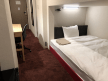 シングルプラスタイプ！通常シングルより少々広めのお部屋となります、ロッキングチェアが付いておりますので、ごゆっくりとＴＶタイムをお楽しみ下さい。もちろんバストイレ付きです！