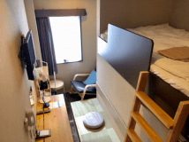 通常シングルより少々広めのお部屋となります、ロッキングチェアが付いておりますので、ごゆっくりとＴＶタイムをお楽しみ下さい。もちろんバストイレ付きです！2段ベッドの階段を昇ることが出来ないお客様は、ご利用出来ませんベッドに昇るとそこはダブルベッドの広いベッドルームとなっており、充電用のコンセントや照明の集中スイッチもベッドのヘッドボードについています。ベッドから降りるときはお気を付けくださいませ！