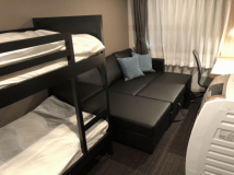 １～３名様（最大４名様までＯＫ）シングル２段ベッド・ソファベッド（Ｗサイズ）設置・その他全自動洗濯乾燥機付（洗剤はフロントにて販売しております）・電子レンジ付・客室にバス・トイレ付！ご家族や友人と楽しくお過ごしください！ソファベッドのエキストラベッドは、掛け布団や枕などは収納済！お客様のご自由にご利用くださいませ！