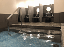 大浴場！当館は男子・女子個別に大浴場を設置！しかもレディースフロアに女子大浴場を設置していますので女性のお客様も安心して大浴場をご利用して頂けます！利用時間は15時～翌朝の10時まで（ただし深夜24時から1時間は清掃時間を頂きます）