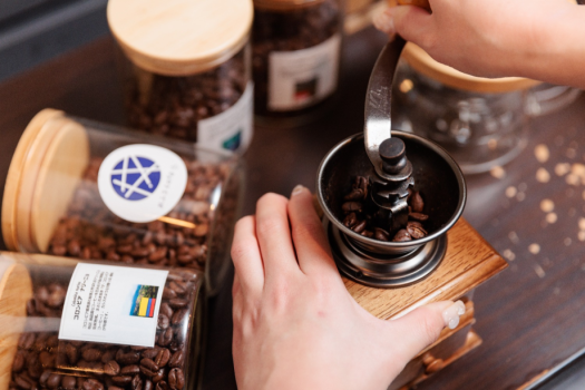 朝にはコーヒーを挽いて滞在をお楽しみください