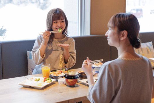 朝日の差し込む朝食会場