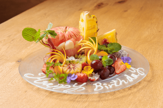 【アニバーサリー】１日１組限定★大切な日を共に彩る★フルーツプレート&装飾バルーンセット付き