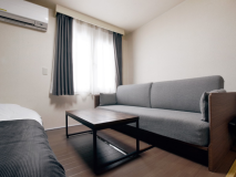 【ワイドシングル】大きめのソファとデスクを設置しております