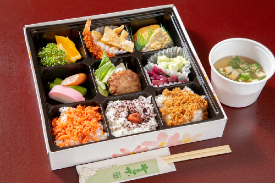 やど弁。遅いチェックインのお客様が夕食を食べてない時、何か食べたい時に便利です。 やど弁。遅いチェックインのお客様が夕食を食べてない時、何か食べたい時に便利です。