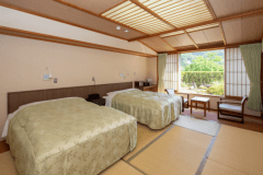 和風ツインルーム203号室。畳敷きですので布団を追加できます。
