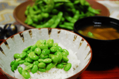 だだちゃ豆プランの特別料理「朝どり即茹でだだちゃ豆ご飯」
明け方収穫した豆を、若旦那が契約農家まで取りに行きます！！
そして、朝食前に茹でたてをお出しします！