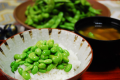 だだちゃ豆プランの特別料理「朝どり即茹でだだちゃ豆ご飯」
明け方収穫した豆を、若旦那が契約農家まで取りに行きます！！
そして、朝食前に茹でたてをお出しします！