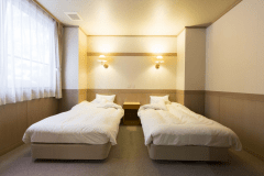 ベッドルームが付いた和室です。寝る時はベッドで眠りたいというお客様のためにご用意いたしました。
こちらのお部屋にも囲炉裏がついていますので、囲炉裏に置いてある茶釜で、お好きなお飲み物をお楽しみいただけます。