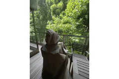 竹林を望むテラスで楽しむ薬草蒸し体験