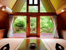 1Fは広々畳敷きスペース！景色を眺めながら寝転ぶのもオススメ☆