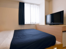 【シングル】ダブルサイズのベッドを備え付けているため、ゆったりとお寛ぎいただけます。