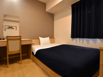 【シングル】靴を脱ぐアジアンスタイルでリラックス。幅広ベッドで広々快適です。