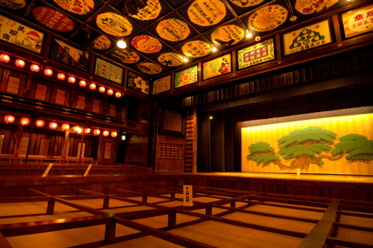 明治43年に建築された芝居小屋。八千代座の国の重要文化財指定を受けて実施された「平成の大修理」を経て、平成13年から現代の芝居小屋として活き続けています。