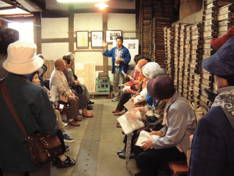 惣門地区にある商店主たちが案内する「米米惣門ツアー」の様子。歴史に詳しくない方や、若い方々にも楽しく参加していただけます。