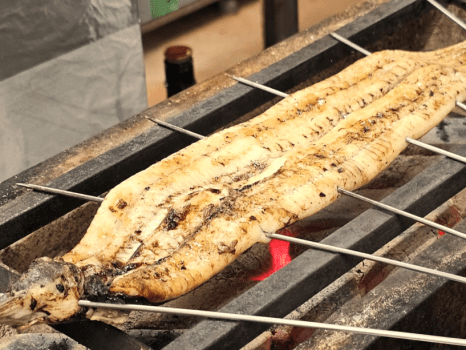 「うなぎの白焼き」調理人が一匹ずつ、炭火で丁寧に焼き上げます。
