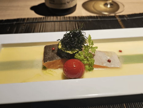 低温でじっくりと火を通した「サーモンのコンフィ」 低温でじっくりと火を通した「サーモンのコンフィ」