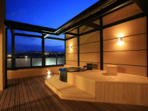 ■山鹿温泉清流荘　水鏡庵Ｇタイプ・プレミアムルーム■

星空を楽しみながら露天風呂を楽しめるお部屋です。
広々としたテラスに設えた24時間かけ流しのお風呂は
柔らかい泉質で極上の心地よさです。
至極のバスタイムをお楽しみくださいませ。