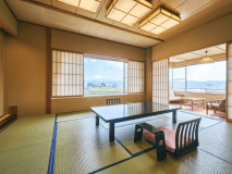 二間続きの広々とした空間が自慢のお部屋です。
窓の正面には菊池川の流れるゆったりとした風景、角部屋からは豊後街道の風情ある眺めを楽しむ事ができます。
周りを気にせずゆとりの空間をご満喫ください。