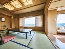 二間続きの広々とした空間が自慢のお部屋です。
窓の正面には菊池川の流れるゆったりとした風景、角部屋からは豊後街道の風情ある眺めを楽しむ事ができます。
周りを気にせずゆとりの空間をご満喫ください。