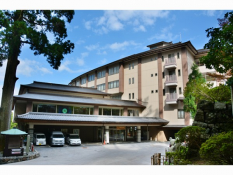 世界文化遺産比叡山延暦寺東塔地区の境内にございます。
外観はホテル仕様ですがお部屋は和室が中心で一部、洋室、和洋室もございます。