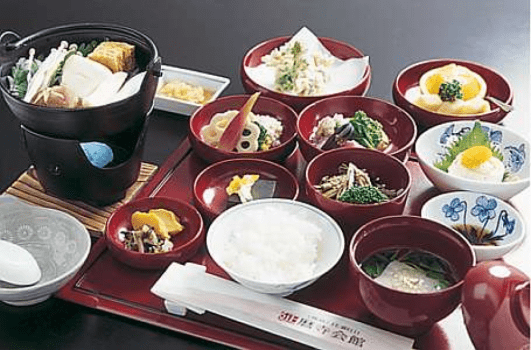 夕食会場のお食事処「望湖」からは琵琶湖の絶景を眺めながら、地元近江の食材を活かした胡麻豆腐などの精進料理をお楽しみいただきます。