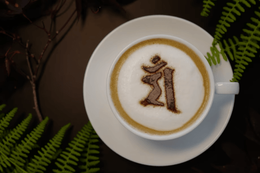 【喫茶「れいほう」】
お写真はご自身の梵字をあしらったラテでございます。