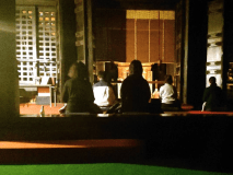 【朝のお勤め】
３６５日毎朝比叡山延暦寺内のお堂にて行われています。
堂内には読経が響き渡り、清々しい一日の始まりをご体感いただけます。