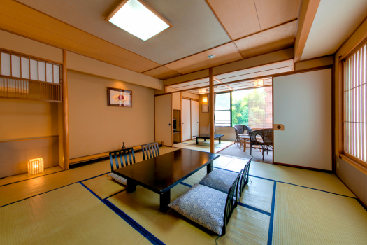【和室12.5畳】本間12.5畳の間取りを中心とした明るい純和風のお部屋です。