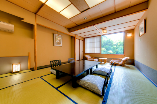 【和室12.5畳】本間12.5畳の間取りを中心とした明るい純和風のお部屋です。