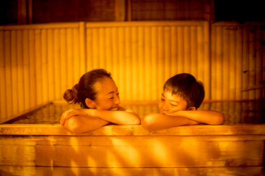 【露天風呂付客室】木の香いっぱいの数寄屋造りの部屋で至高の寛ぎをどうぞ。