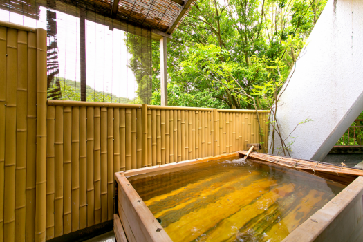 【露天風呂付客室】平成18年夏に露天風呂を新設した檜造りの露天風呂付客室です。