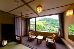【源氏山を望む和室12.5畳】窓からは源氏山の眺望をご覧いただけます。 【源氏山を望む和室12.5畳】窓からは源氏山の眺望をご覧いただけます。