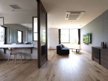 201のお部屋。大きな窓からの木漏れ日が楽しめます。