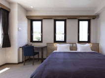 贅沢なくらい大きいキングサイズのベッドで日常の疲れを癒やしてください。