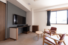 職人技が光る家具はシンプルながらも使い心地が良いです。