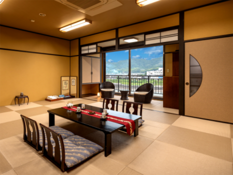 ■悠然‐yuuzen‐■当館最上階の18畳和室。室内の段差を解消したバリアフリー形式（浴室はユニットバス）