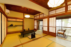 ・【数寄屋風客室12畳一例】欄間や違い棚など伝統的な和の意匠が息づくお部屋