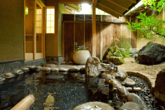 和室１０畳+８畳　露天風呂一例
（ひのき風呂と岩風呂のいずれかのタイプになります。※露天風呂のタイプはお選び頂けません。）