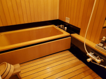 ２階　和室１０畳+踏込み　バスルーム（温泉を引いています。）