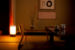 全室に季節の花を生けお迎えしております。